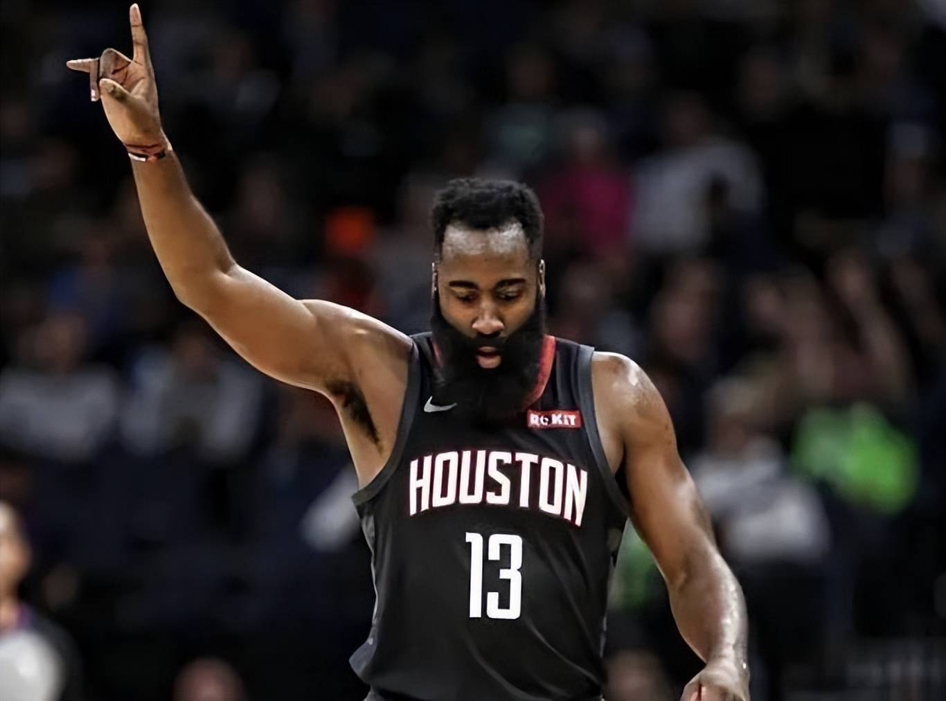 球星赛后向看台深深鞠躬（赛后球星面向看台致以深深一礼）