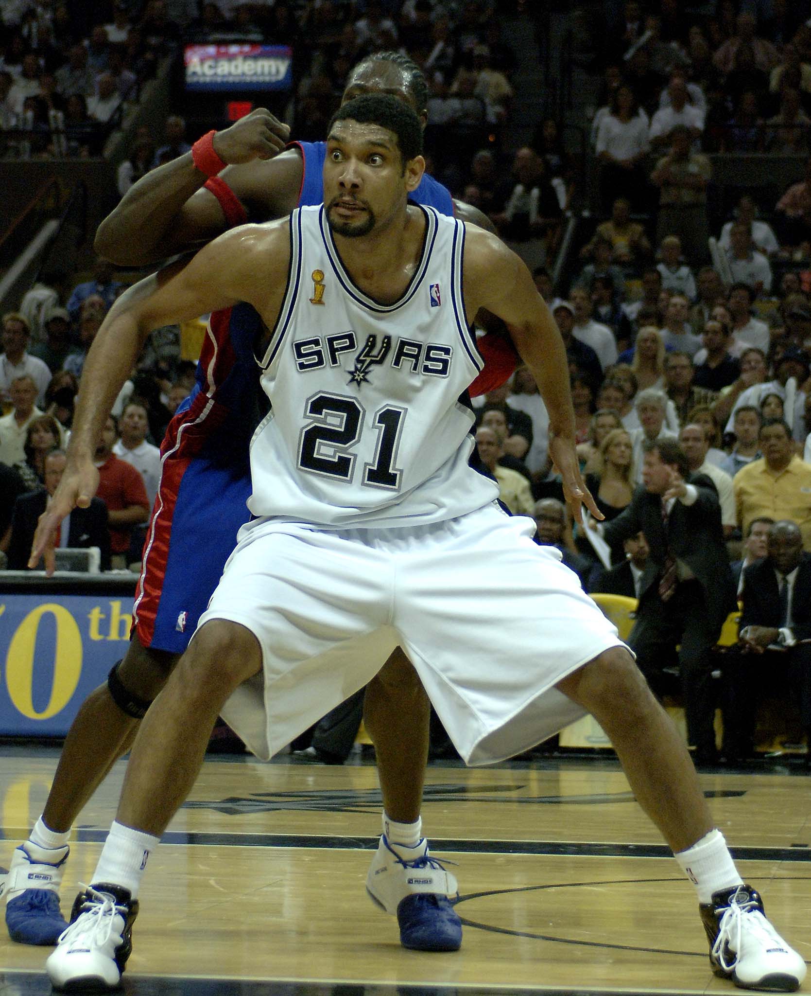 布莱顿老板被其公司一名前雇员指控，运营6亿镑秘密赌球集团（前雇员与其前公司就博彩相关说法引发争议）