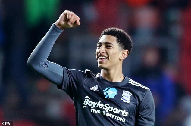 官方：米兰与18岁中场萨拉完成续约；据悉新合同到2030年（官宣：米兰与18岁中场萨拉续约，合同据悉至2030年）