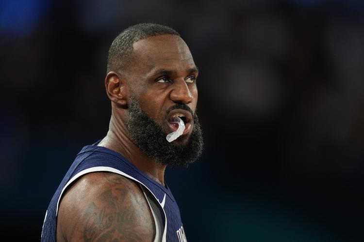 夺冠功臣！莱奥轰入21球，成鹿岛近17年来首位日职联金靴（莱奥轰入21球助队夺冠，加冕鹿岛近17年来首位J联赛金靴）