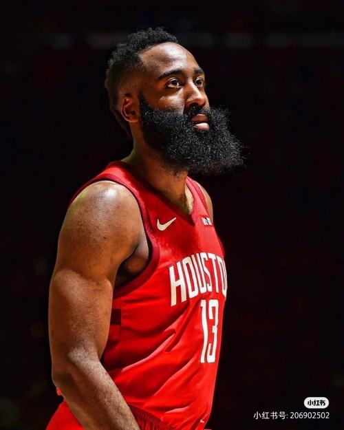 世体：弗里克现场观看加泰罗尼亚比赛，重点关注贝尔纳尔表现（世体：弗里克现身加泰罗尼亚赛场，目光锁定贝尔纳尔）