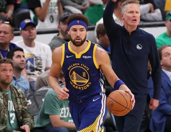 感谢俱乐部，U16国少球员身穿各自俱乐部训练服拍摄全家福（向俱乐部致意，U16国少队员着本队训练服拍全家福）