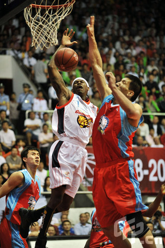 阿莱格里31场米兰和都灵德比取胜19场，仅输5场（阿莱格里德比战绩：对米兰与都灵31战19胜，仅败5场）