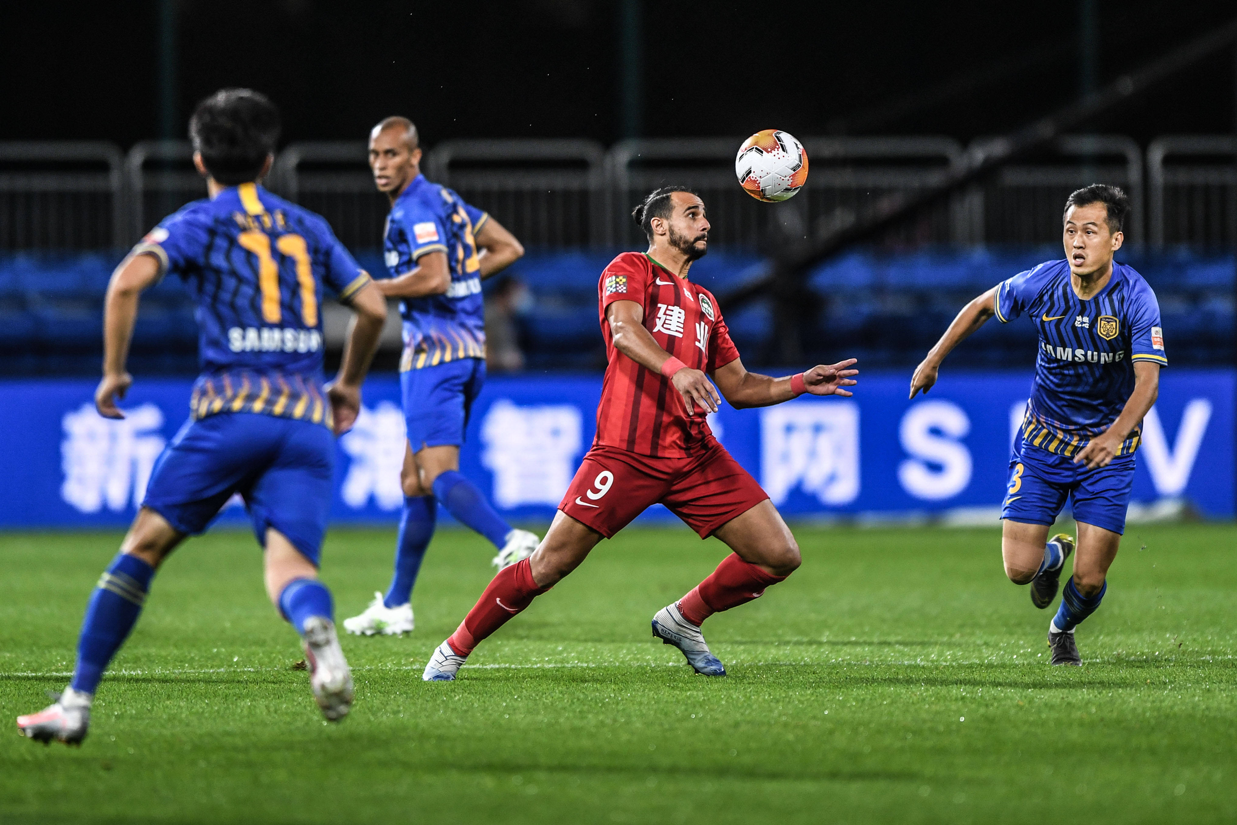 科贝：维尼修斯、82等人不满阿隆索，姆巴佩、裤袜等人支持他（科贝：维尼修斯、82等人对阿隆索不满，姆巴佩、裤袜等力挺阿隆索）